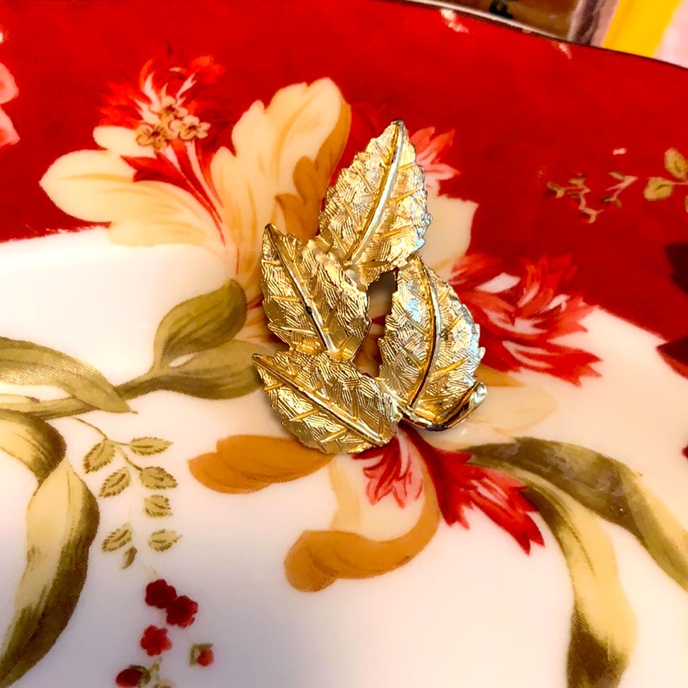 Vintage beautiful leaf brooch